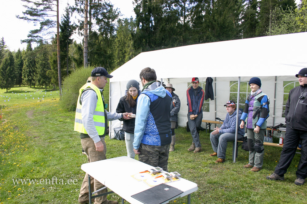 ja juba suunduvad Kristin ja Meelis rajale