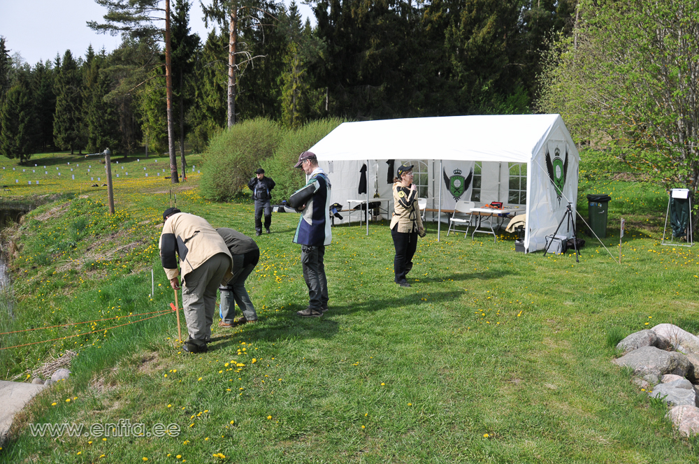 Võistlejad teostavad kontrolli väravale, presidendi valvsa pilgu all