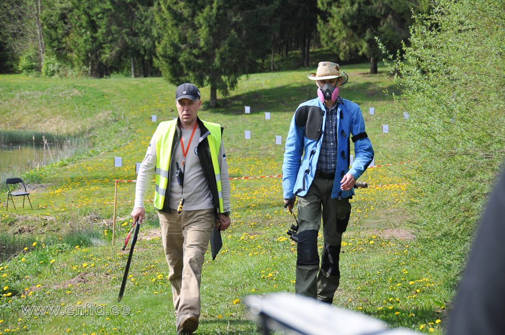saabuvad peakohtunik ja maskiga mees