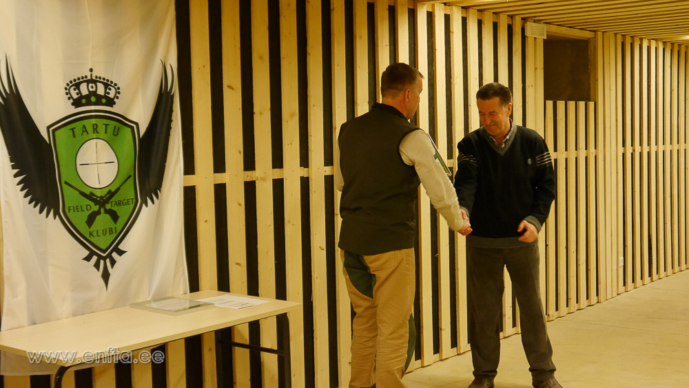 Soe käepigistus abistajatele