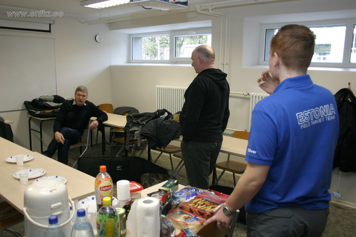 Koguneme ja kauge kandi mehed kinnitavad keha