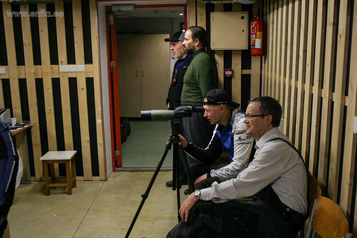 Andres kullipilgul punkte lugemas