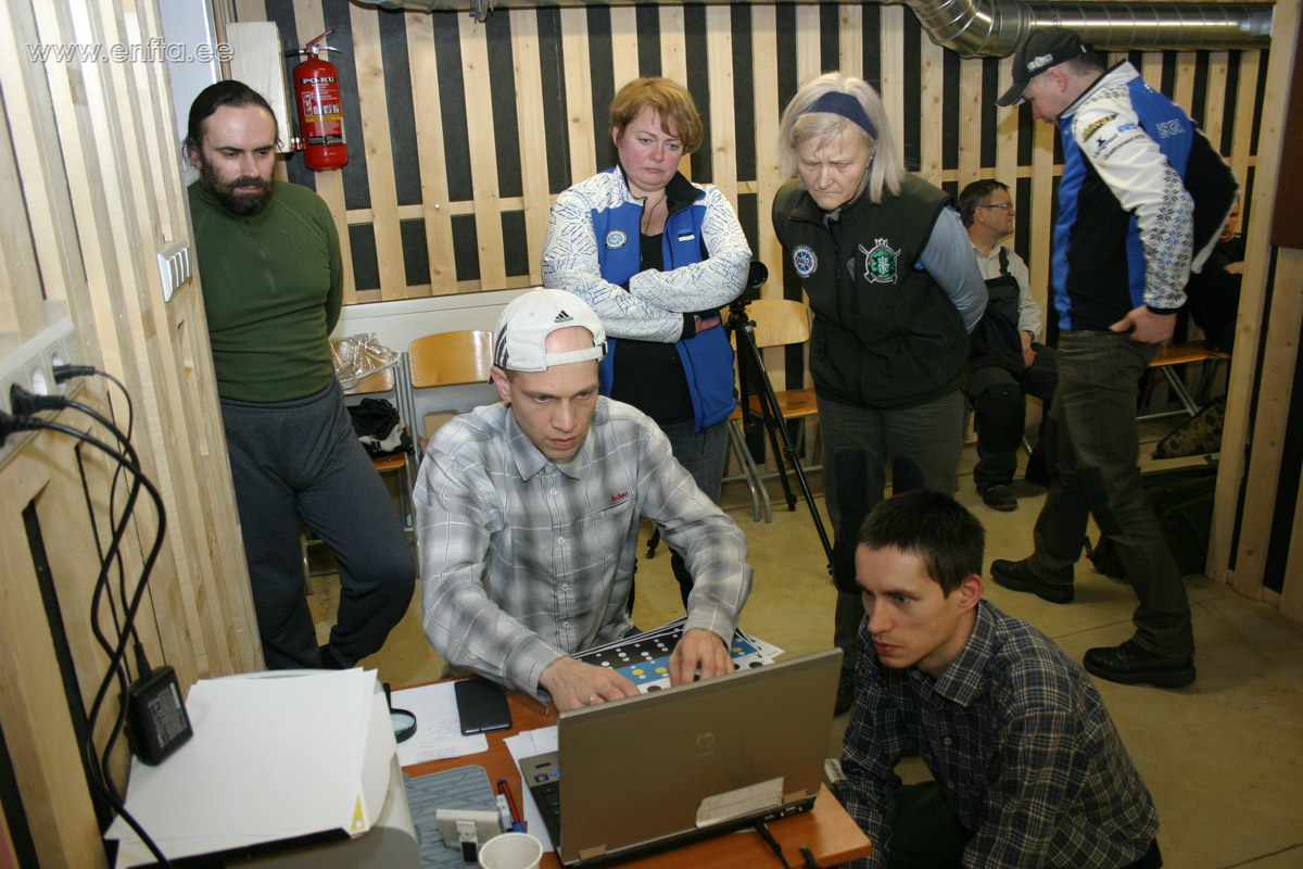 Võistlejad kullipilgul jälgimas, et kõik punktid kirja saaks